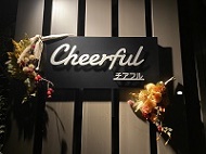 駐車場の奥にエントランスが1