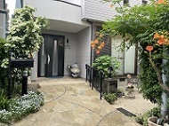 駐車場の奥にエントランスが2